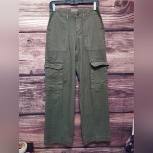 Universal Threads Women's Army Green Boot cut HW Cargo Pants In Size 2!
